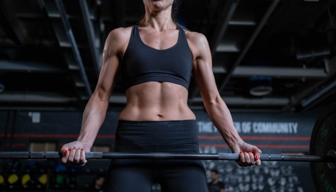 woman with strong core in gym