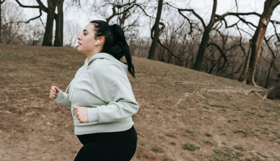 chubby woman running motivated to lose weight
