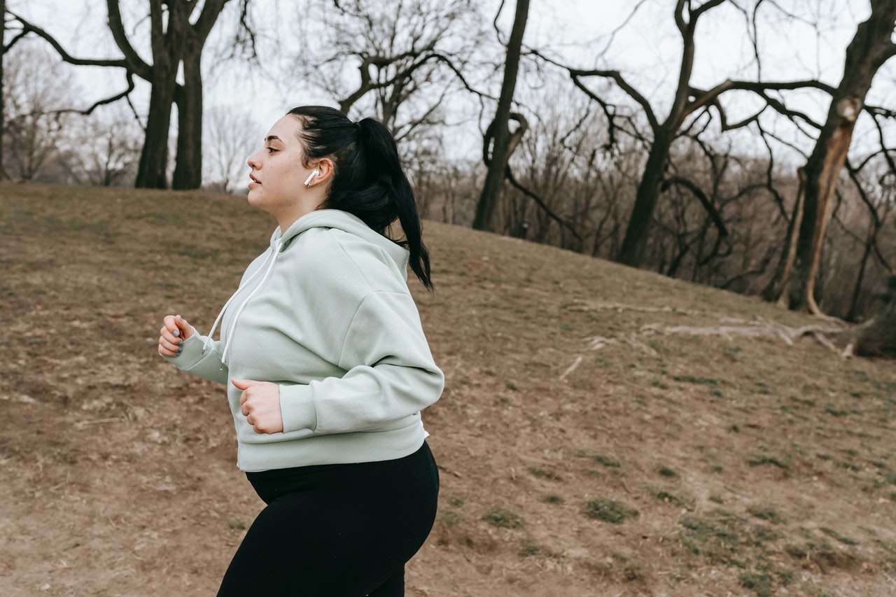 chubby woman running motivated to lose weight